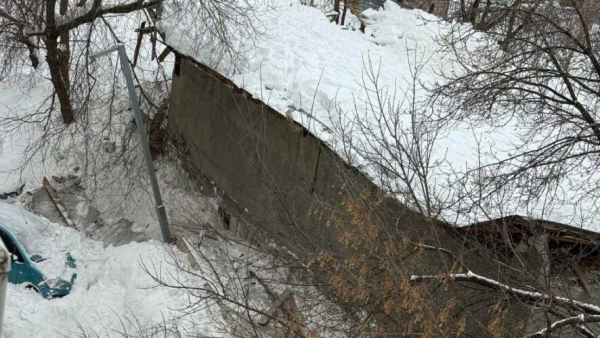 Крыша здания обрушилась в центре Казани, пострадали автомобили &ndash;&nbsp;фото 19/02/2026 &ndash; Новости