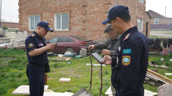 Дрон запустили спасатели в ВКО и предупредили жителей о пожарах