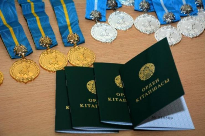 «Алтын алқа» и «Күміс алқа»: сколько получают награжденные матери