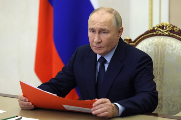 Владимир Путин поручил внедрить ИИ во все сферы жизни в России к 2030 году