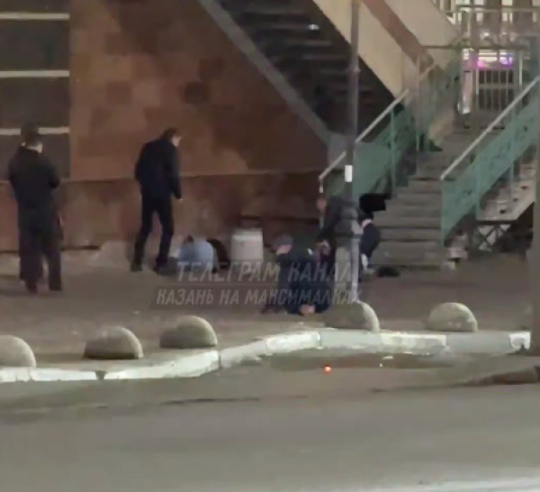 У ТЦ "Кольцо" в центре Казани сняли, как двое мужчин избивают парней 05/04/2026 &ndash; Новости