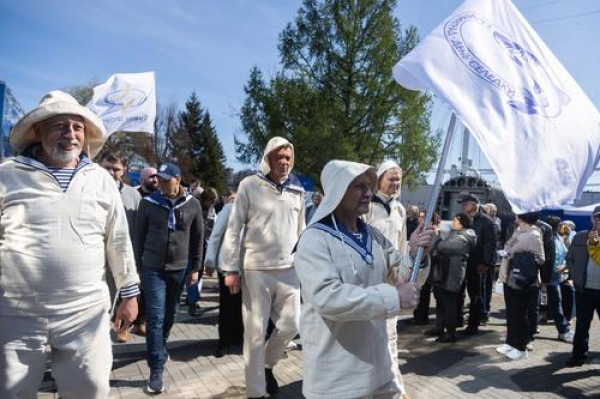 Апрель. Путина. И день, когда город выходит к воде