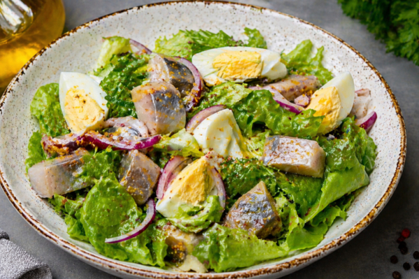 Подсели всей семьёй на полезный салат из селёдки &mdash; никакого майонеза и слоёв, а вкус просто космический