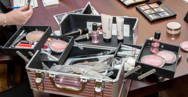 Офтальмолог Дементьев предупредил о риске для глаз из-за просроченной косметики