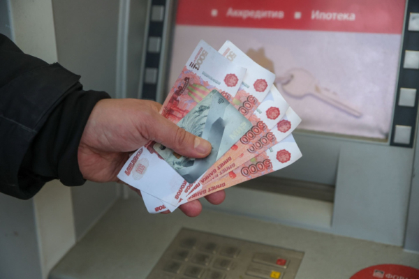 Юрист объяснил, когда могут отказать в выплате за повреждение авто деревом