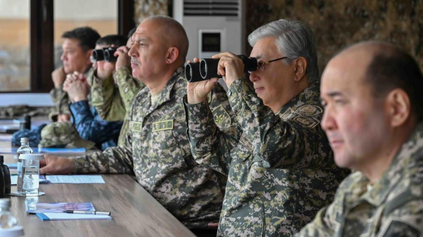 Токаев посетил стратегические командно-штабные военные учения в Алматинской области (фото)