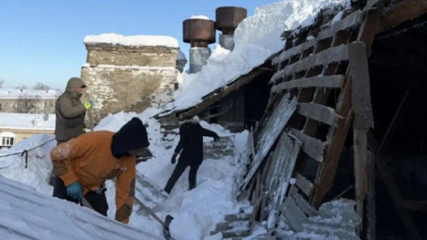 250 тысяч за рухнувшую крышу: в Казани наказали УК, забывшую про снег и гнилые балки