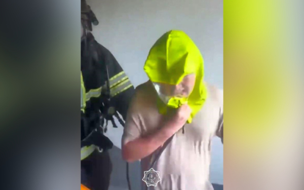 Трех человек спасли из горящей квартиры