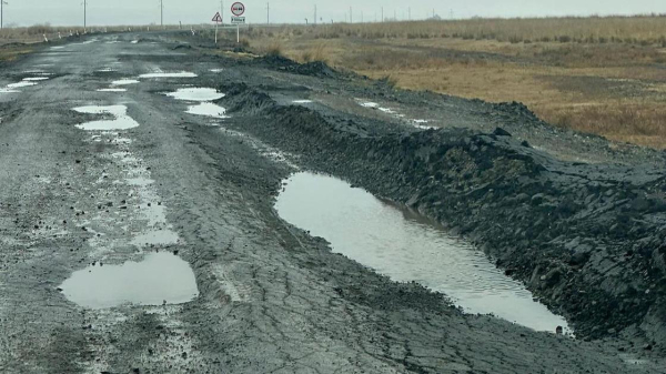 Жители Актюбинской области пожаловались на состояние дороги и показали фото