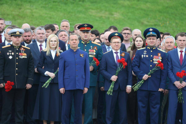 Медведев и другие единороссы возложили цветы к Вечному огню на Поклонной горе