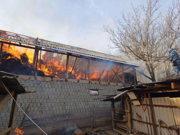 Полицейские спасли семью от пожара в Туркестанской области