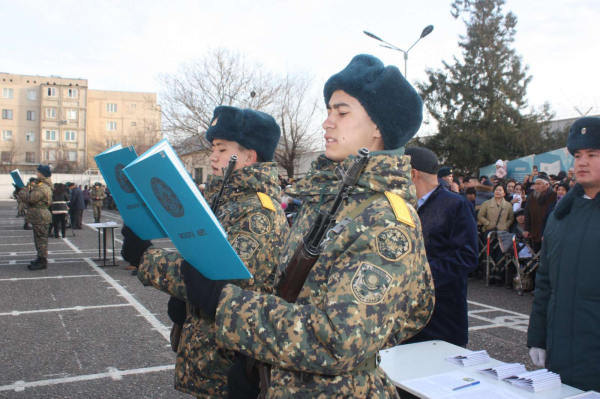 Более 400 гвардейцев присягнули на верность родине в Шымкенте