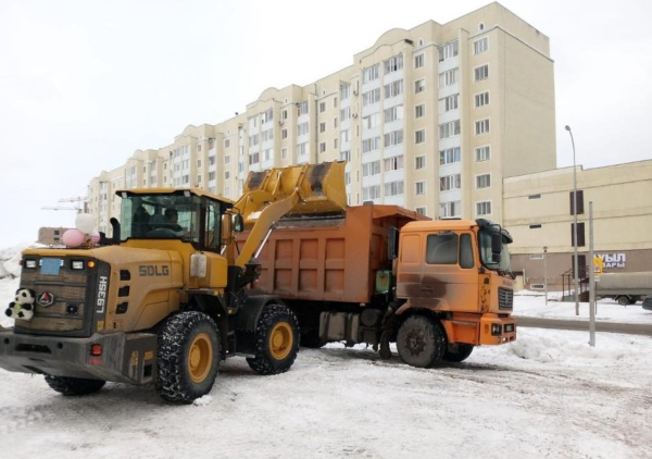 Снег в столице: 800 единиц спецтехники вышли на уборку снега