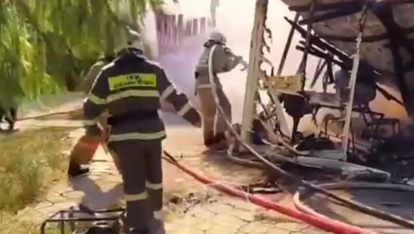 Пожар в парке охватил кафе и кровлю адмздания в Уральске