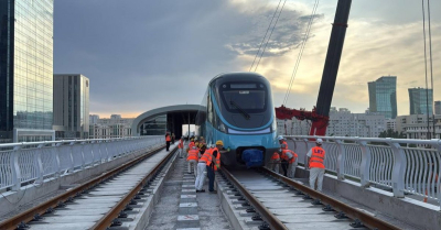 Второй состав LRT установили на рельсы в Астане