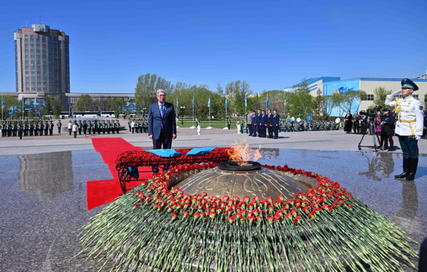 Президент принял участие в церемонии возложения цветов к монументу Отан Ана