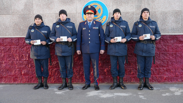 В Астане наградили военнослужащих за спасение людей из огня