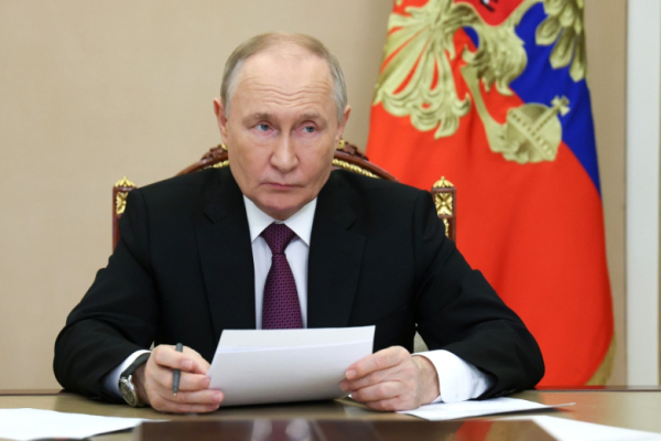 Путин потребовал протянуть руку помощи работающим родителям