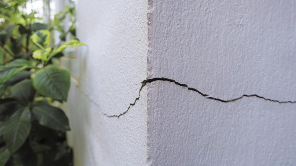 Трещины от землетрясения: акимат Алматы пообещал отремонтировать лишь соцобъекты