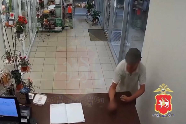 Разбойник с ножом, угрожавший продавцу в цветочном магазине в РТ, попал на видео