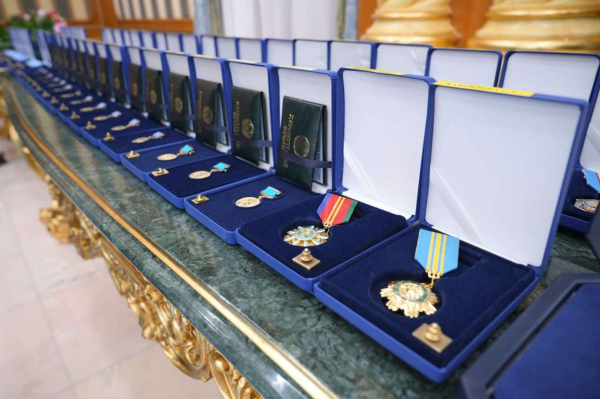 Президент наградил более 100 деятелей культуры государственными наградами