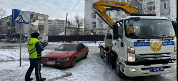 В Семее стартовал рейд по выявлению автомобилей, припаркованных в неположенных местах.