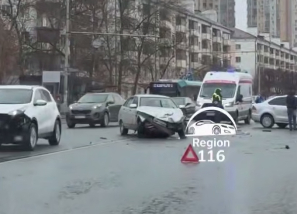 Жесткое ДТП у Горводзеленхоза в Казани, есть пострадавшие - видео 19/04/2026 &ndash; Новости