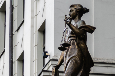 В Приморье возбудили дело против сотрудника таможни за взятку более 300 тыс