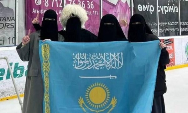 Четвертая участница фото с флагом и арабской надписью в Атырау получила штраф