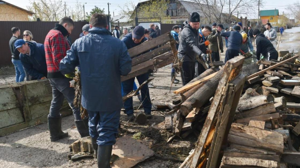 В СКО 1 мая пострадавшим помогли убрать дворы от мусора и завалов