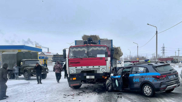 Полицейский автомобиль попал под КамАЗ в Семее