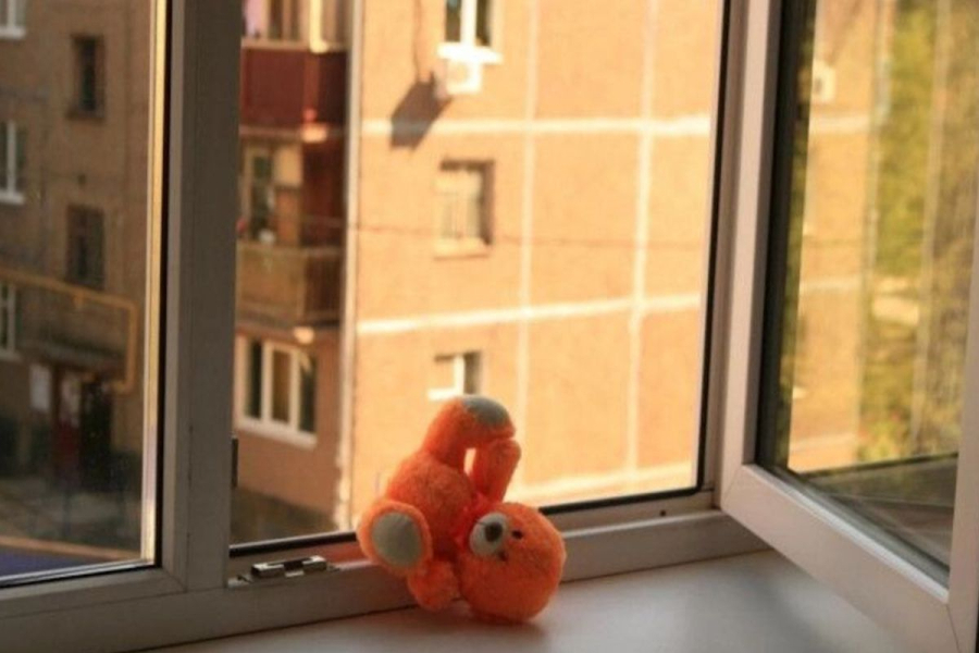 В Атырауской области за год из окон выпали девять детей